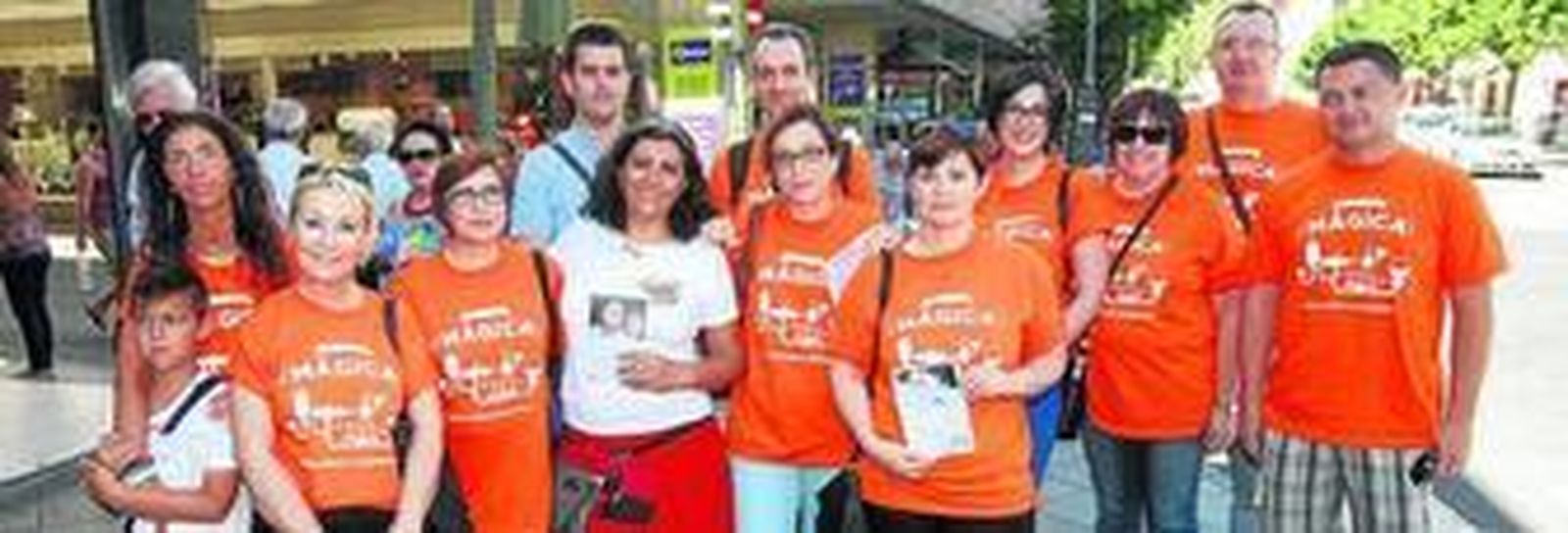 Familiares de enfermos y pacientes ya curados participaron ayer en el centro de Sevilla en una acción informativa.