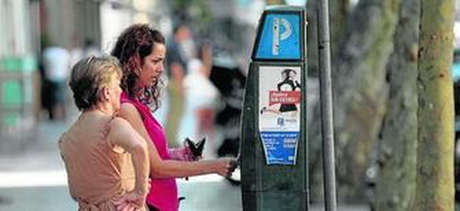Dos usuarias en la zona azul del Centro, que mantendrá 1.260 plazas, y sólo pierde cinco de la calle Galera.