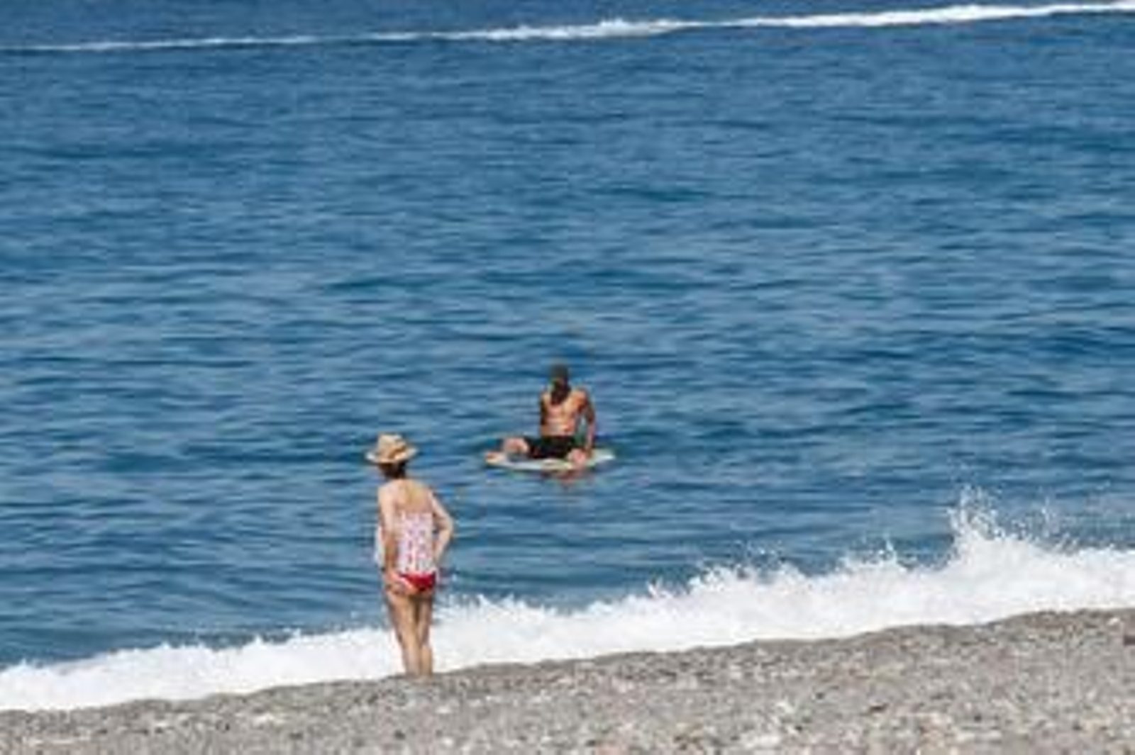 Desescalada: fotos de la primera gran jornada playera en la Costa de Granada