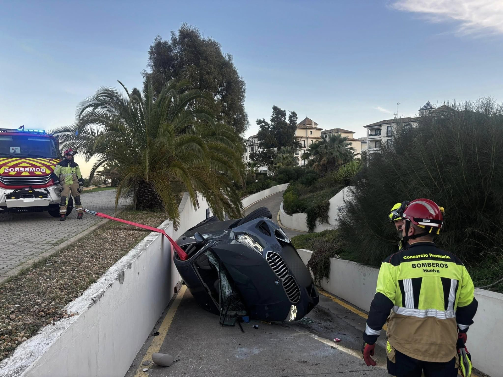 El vehículo tras precipitarse por la rampa de un parking.