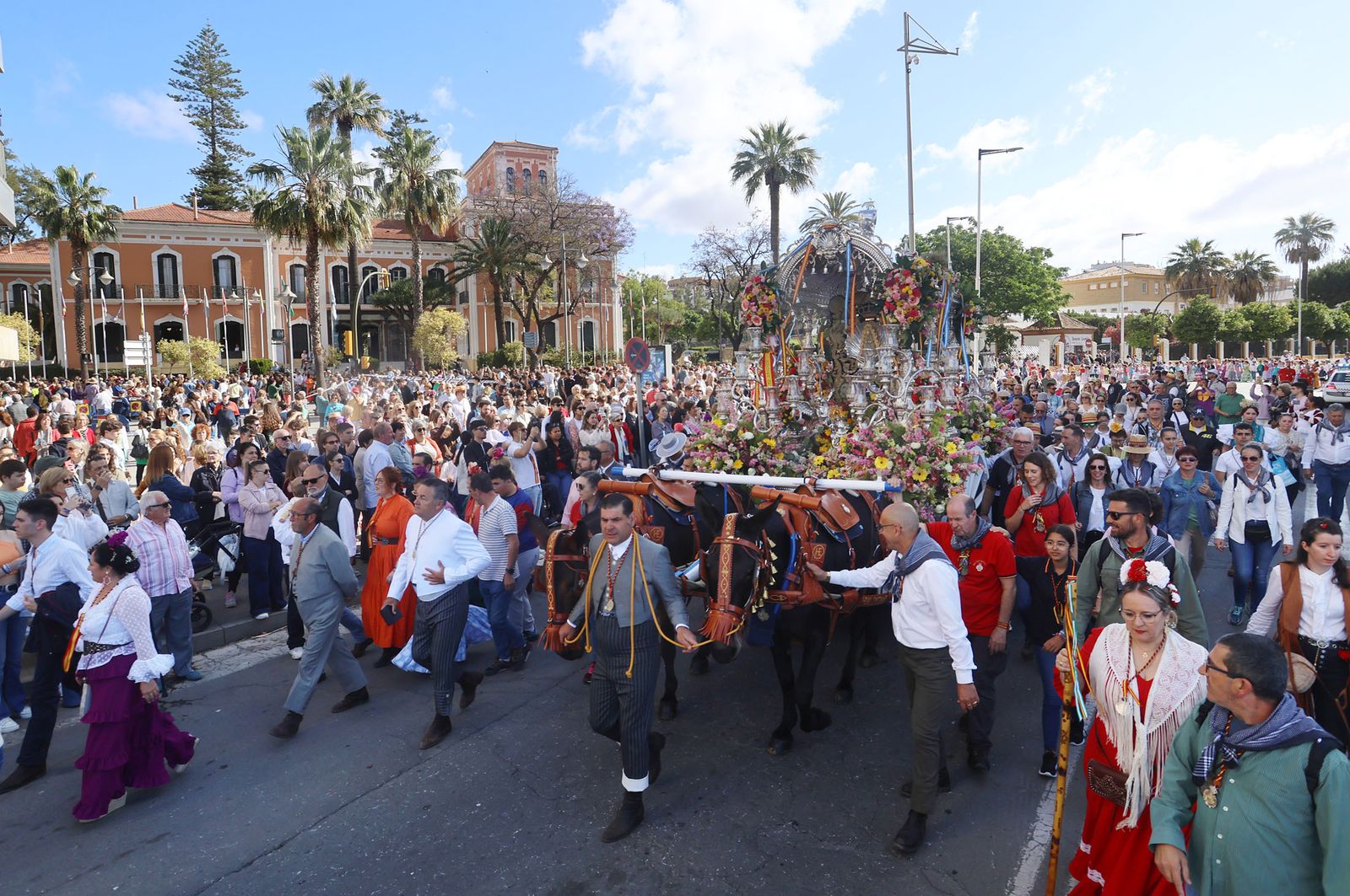 Las mejores imágenes de los peregrinos en la salida de Emigrantes