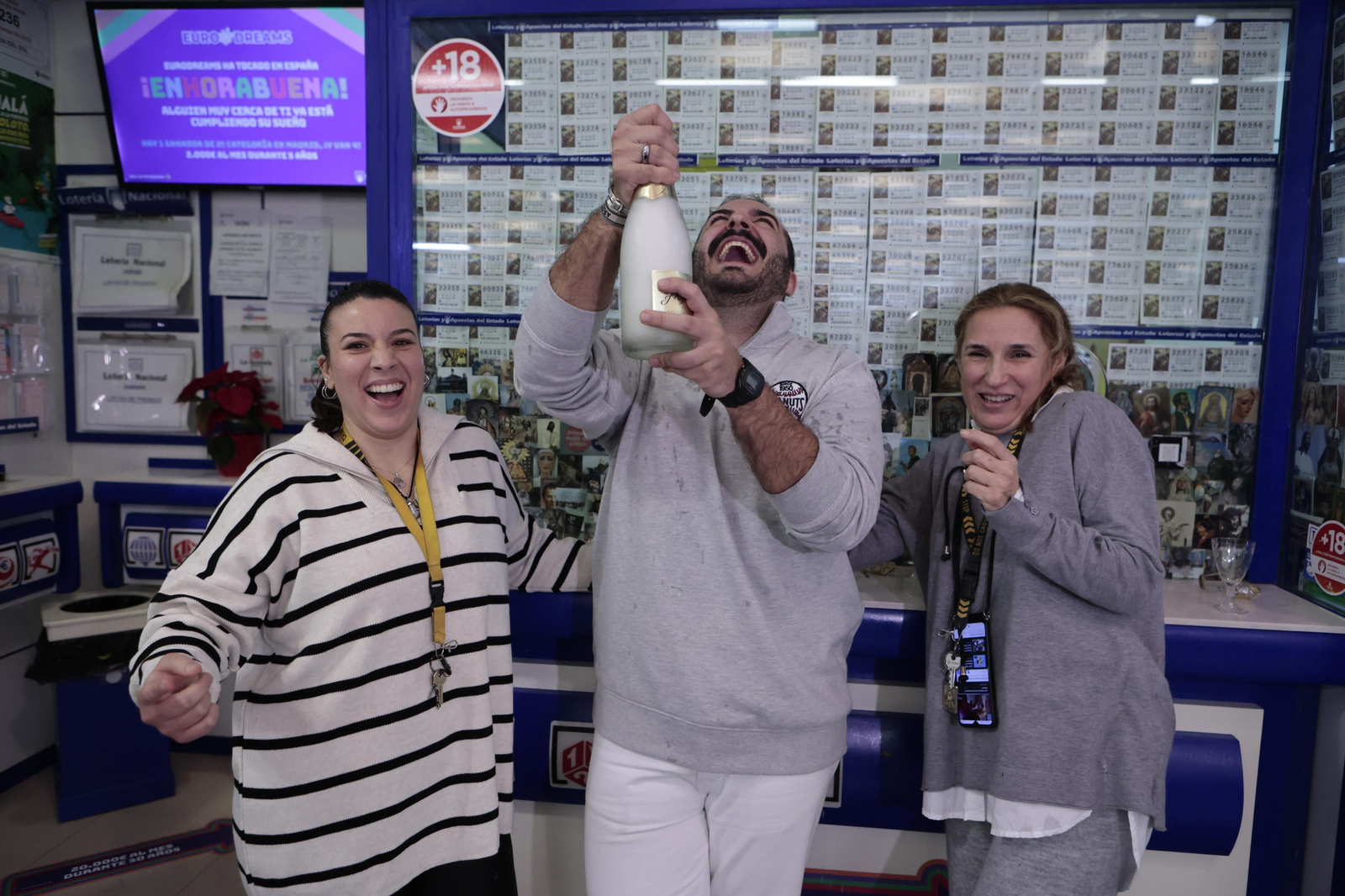 Alegría entre los premiados con el Gordo de la Lotería de Navidad en Écija