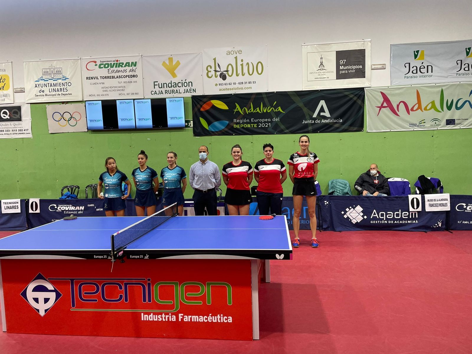 Jugadoras del Museo de la Almendra y el Linares antes de arrancar el duelo.