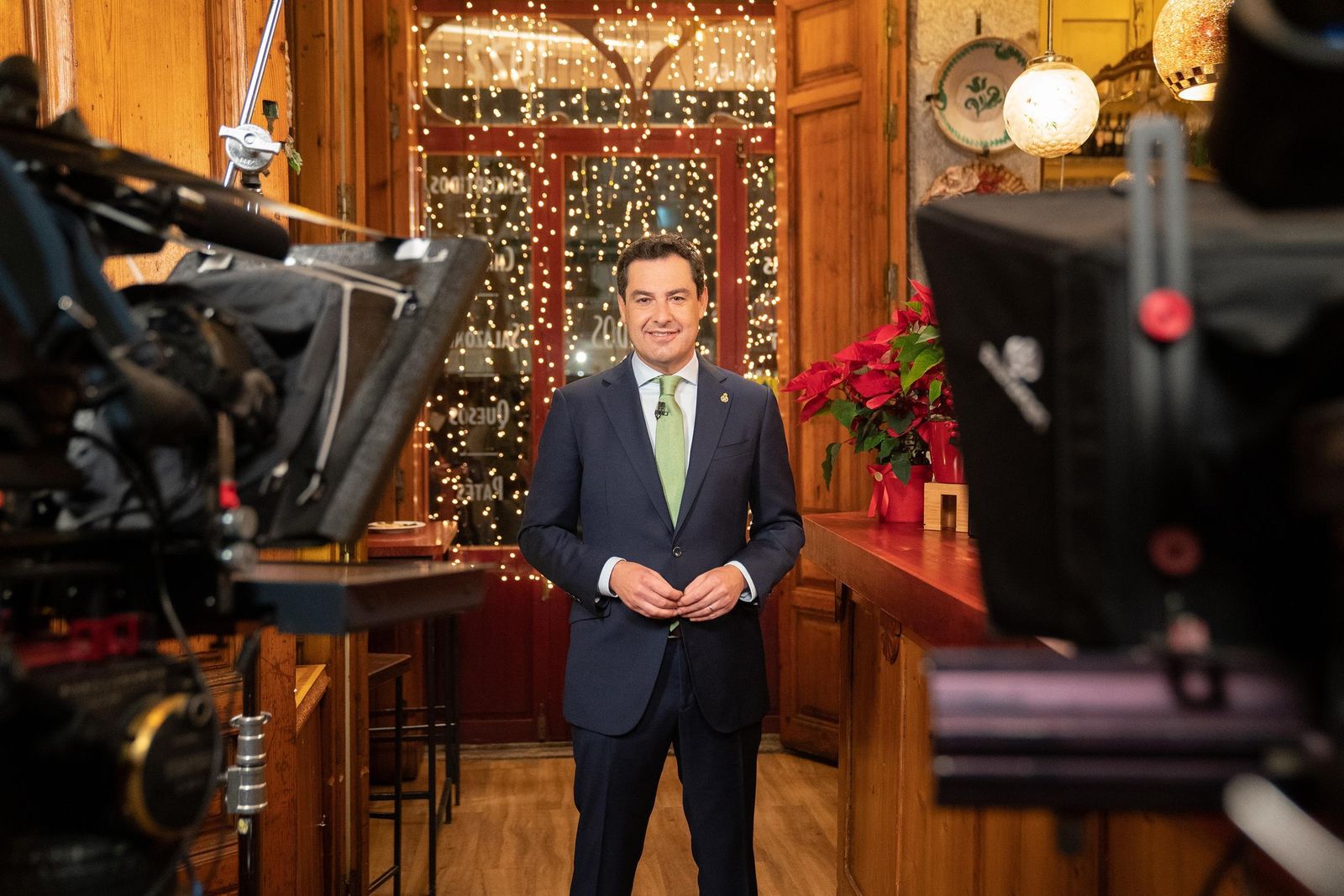 Juanma Moreno, en la Taberna Granados, desde donde dio el mensaje televisivo de Fin de Año.