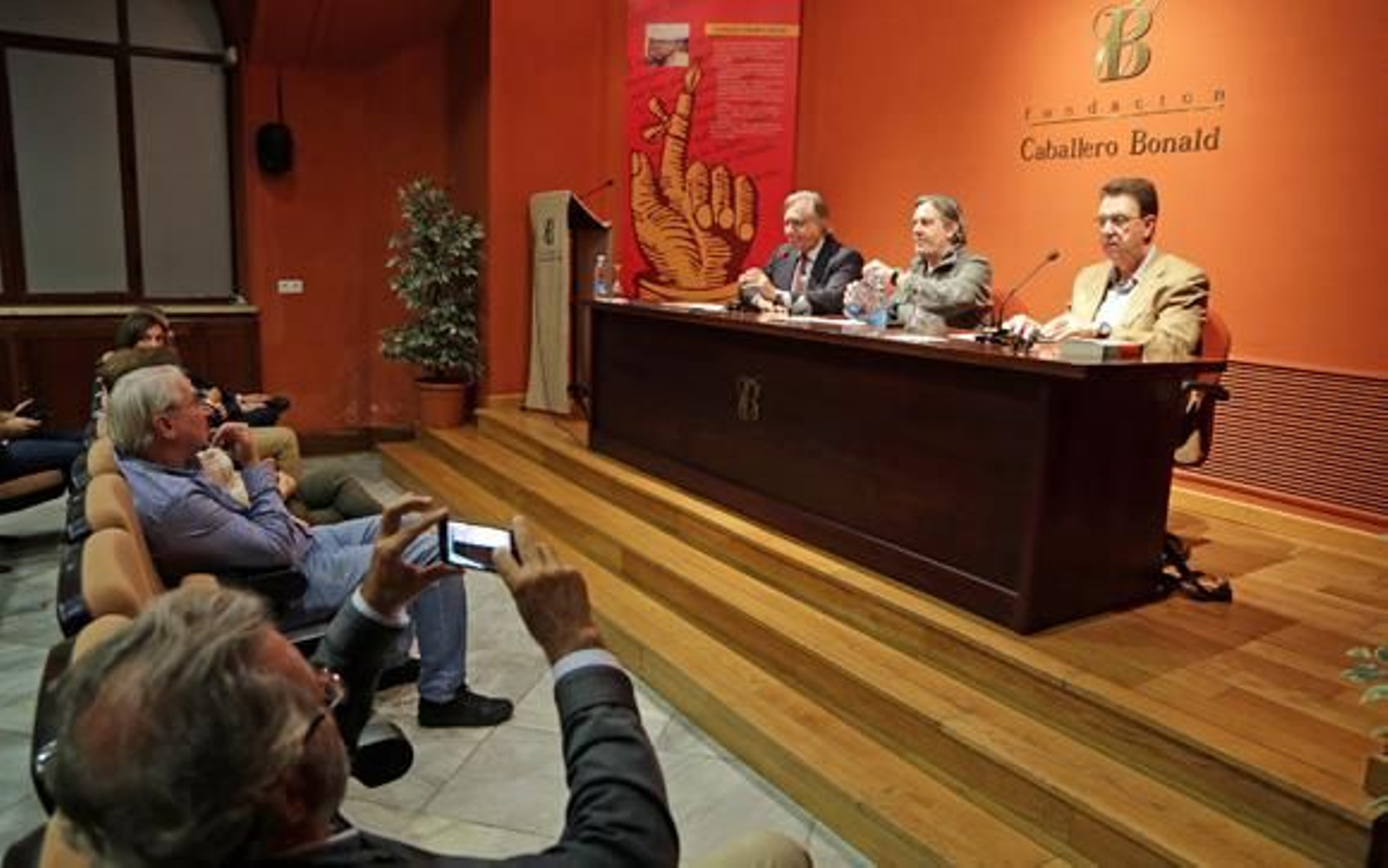Un momento de la conferencia de Benítez Reyes en la Bonald, ayer. /Manuel Aranda