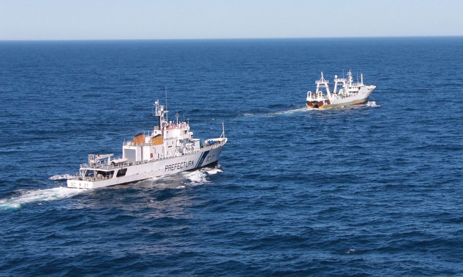 Uno de los guardacostas escoltando al pesquero español es capturado en Argentina.
