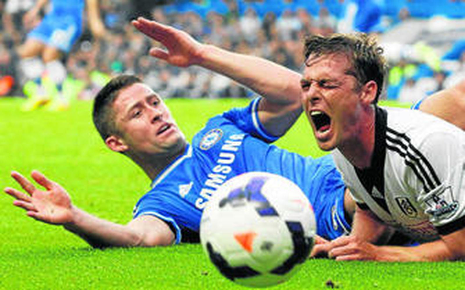 El defensa del Chelsea Cahill choca con Scott Parker, del Fulham.