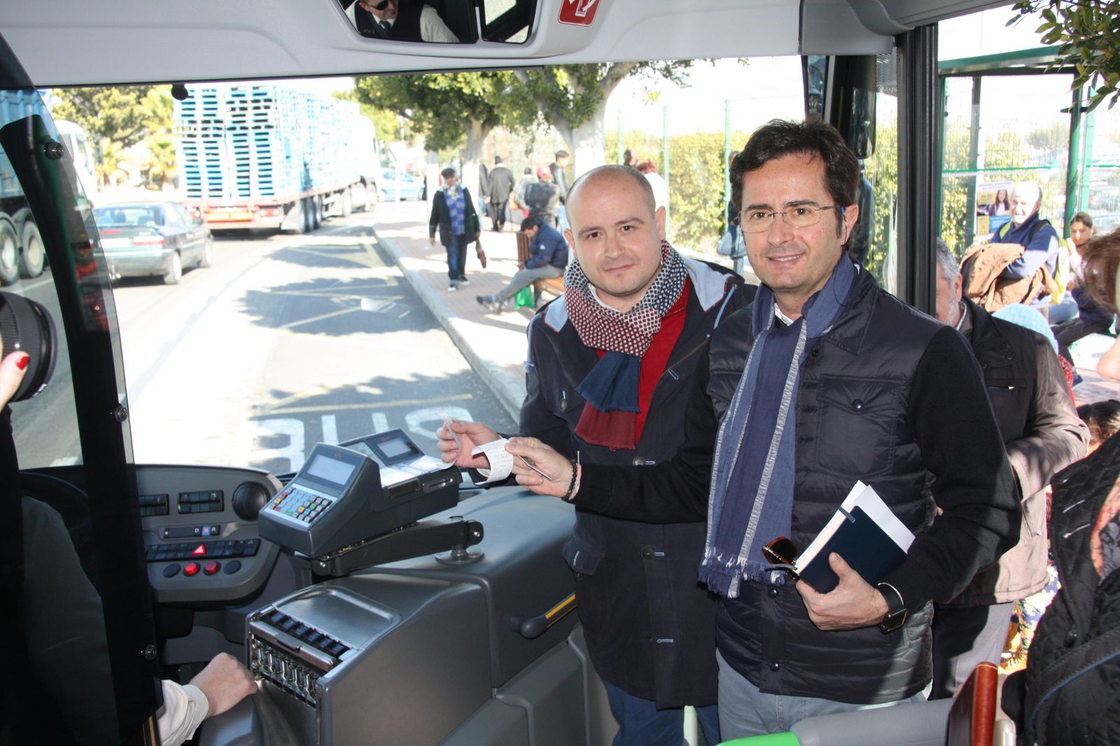 Francisco Góngora y Antonio Martínez utilizaron ayer el nuevo servicio que fomenta la intermodalidad.