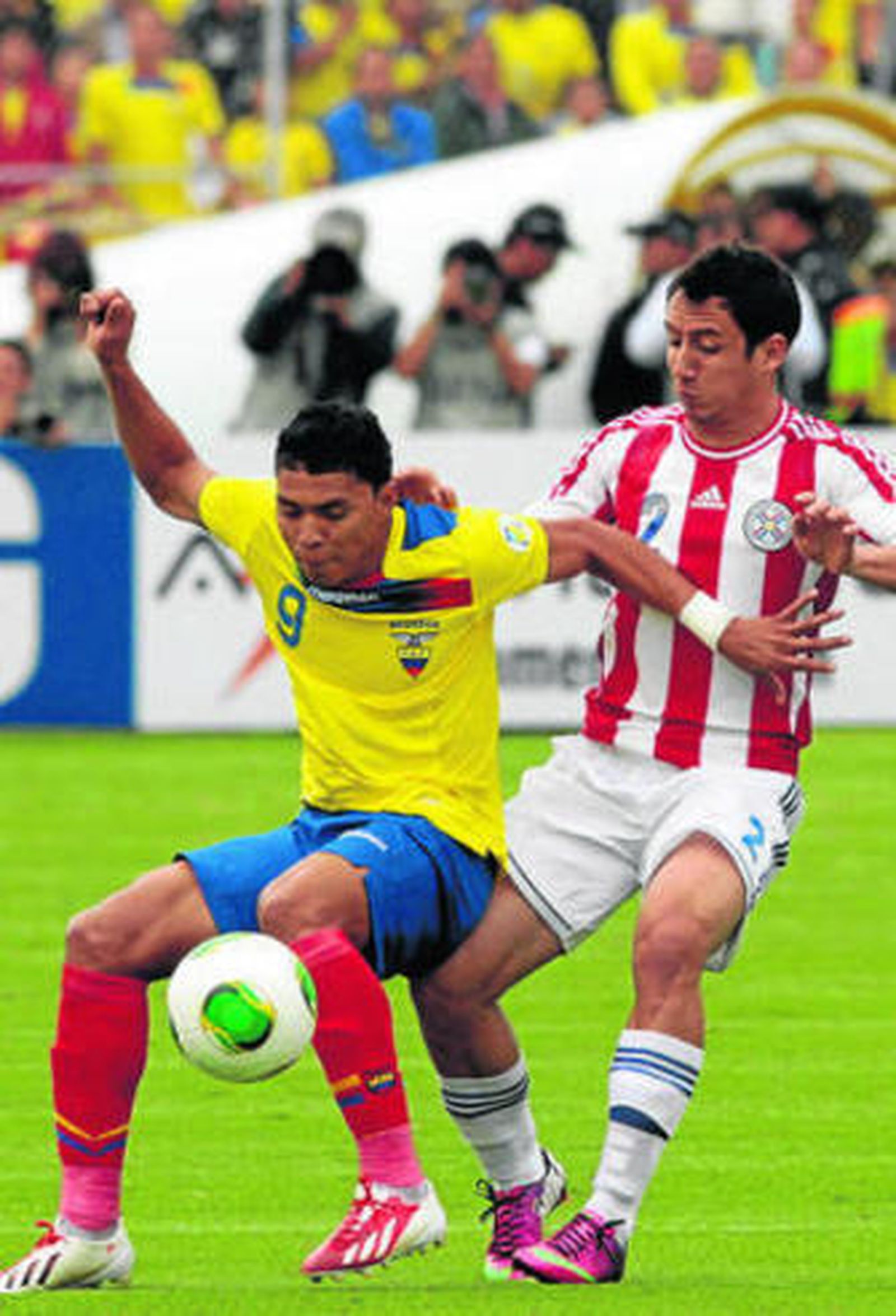 El ecuatoriano Jefferson Montero controla ante Iván Piris.