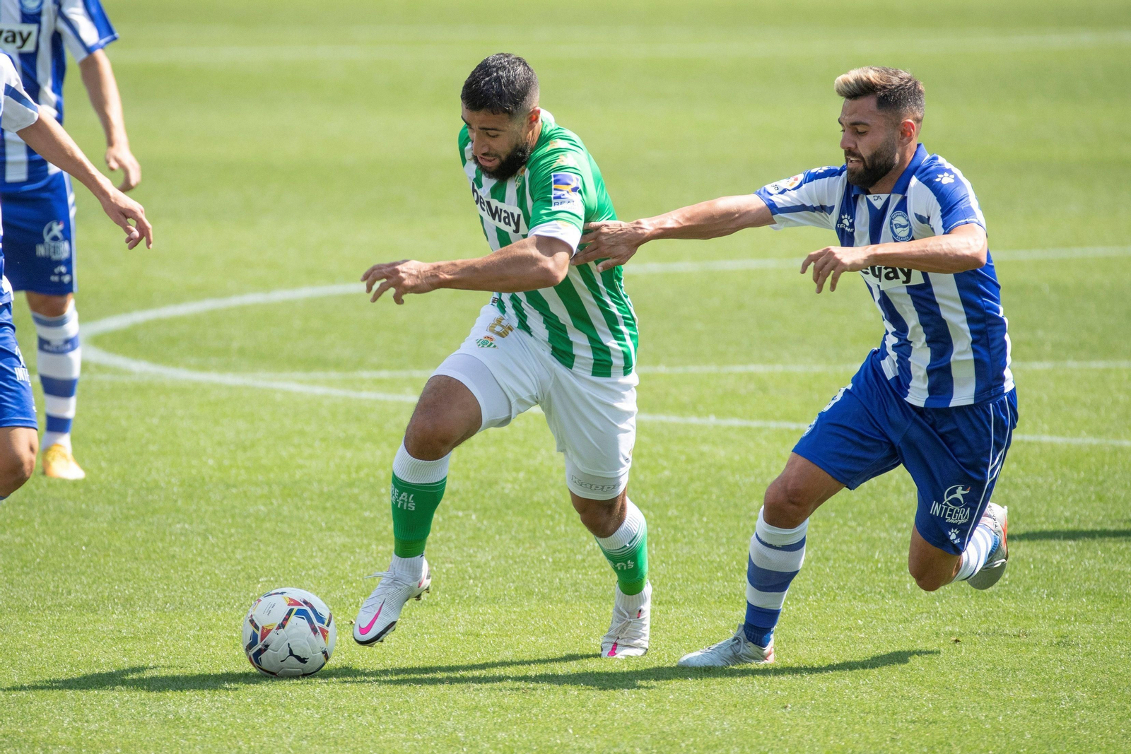 Duarte intenta frenar a Fekir en un lance del partido.
