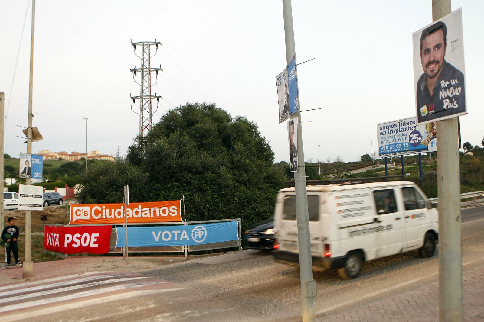 Cartelería electoral de diversos partidos políticos en una carretera.