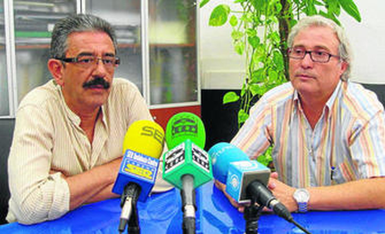 Manuel Baena junto a Gregorio Gil en las dependencias del Ayuntamiento de la ciudad.