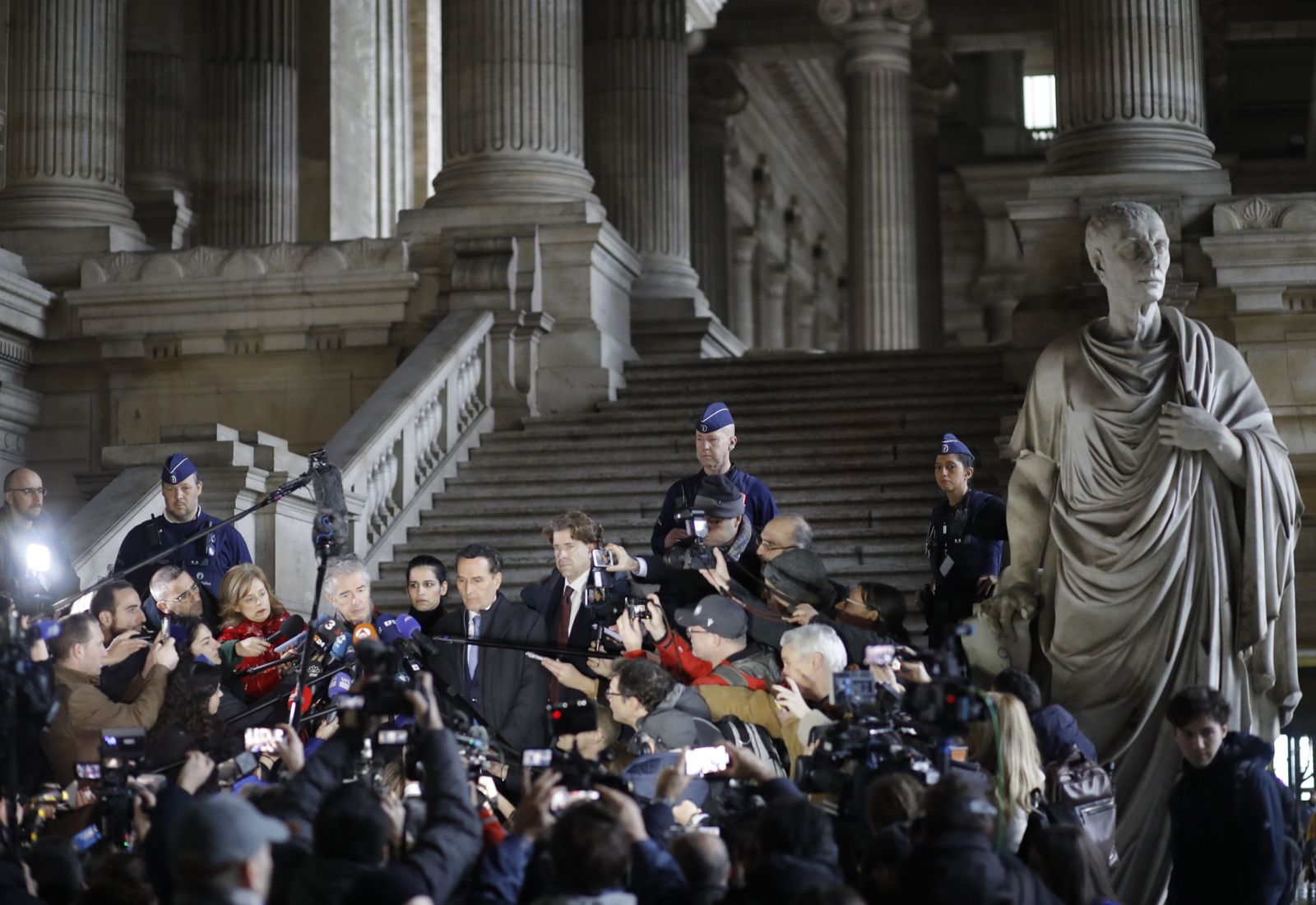 Andre Risopoulos y Michalis Dimitrakopoulos, abogados de Eva Kaili, se dirigen a los medios ante la corte de Bruselas.