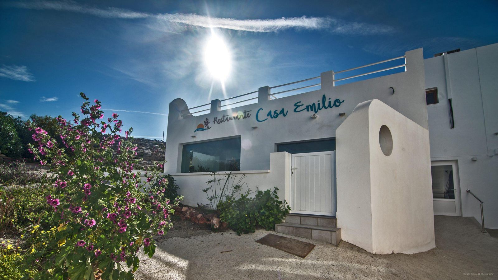 Fachada de Casa Emilio, en Los Escullos.