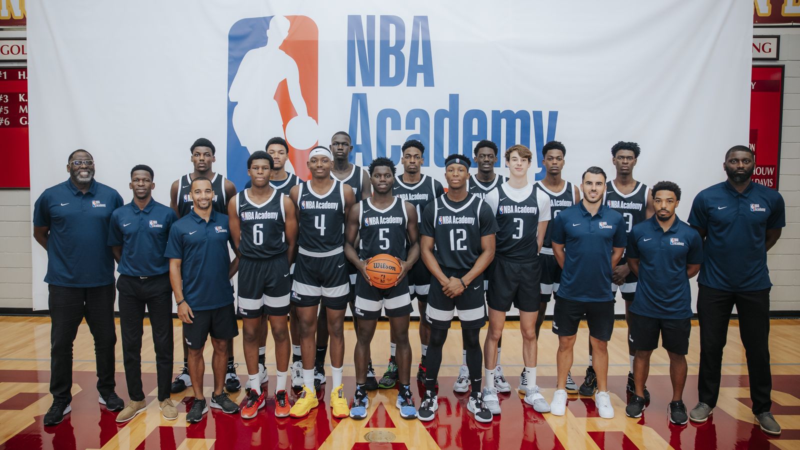 Fran de Alba, junto al equipo de la NBA Academy África