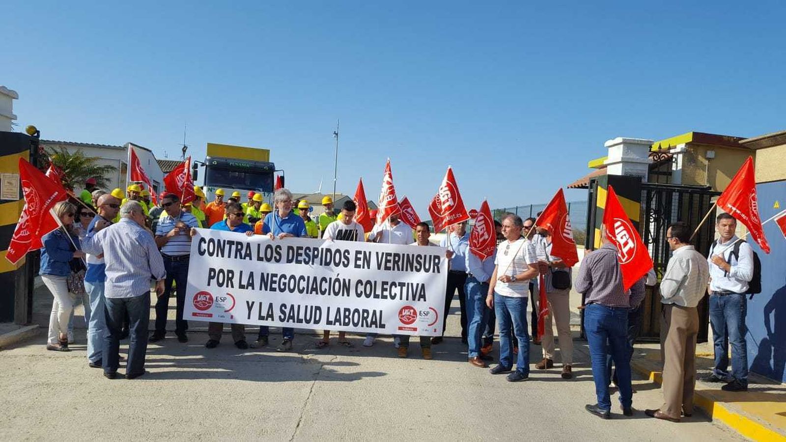 Delegados sindicales y trabajadores de Verinsur, ayer durante la concentración a las puertas de la planta.