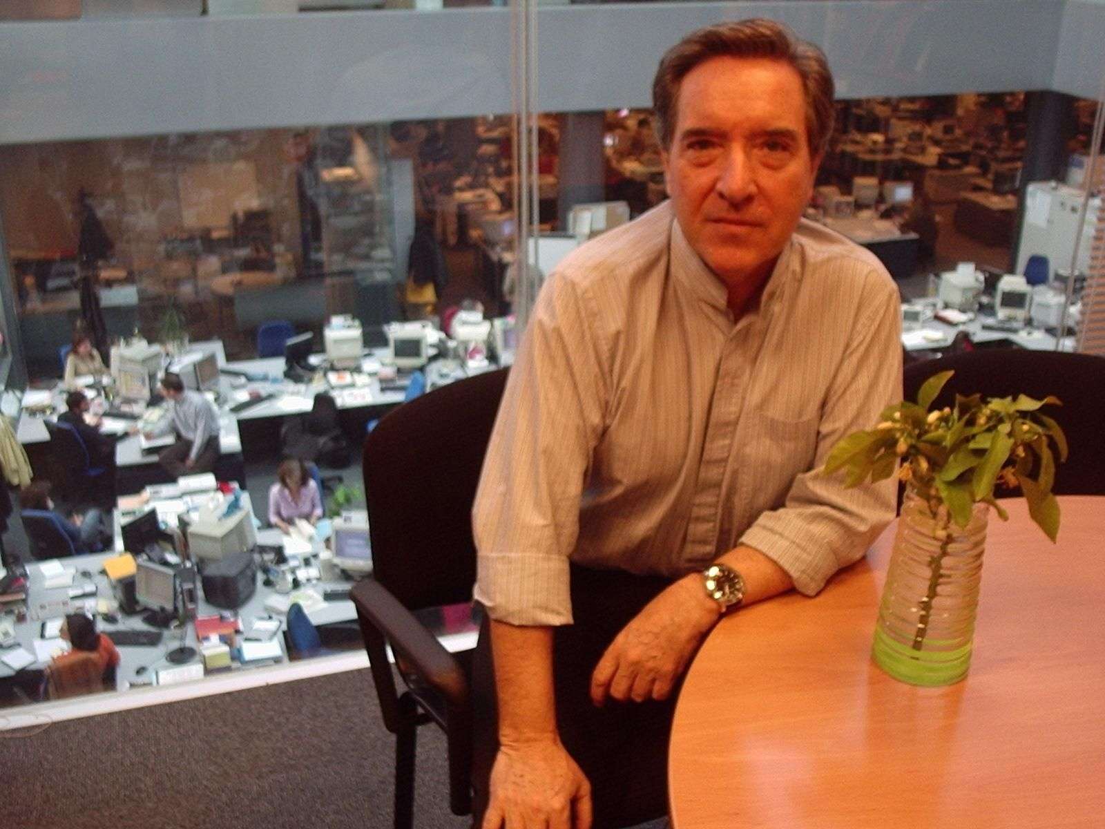 Iñaki Gabilondo en 2007 con el ramo de azahar sevillano que recibía cada primavera Iñaki Gabilondo en 2007 con el ramo de azahar sevillano que recibía cada primavera
