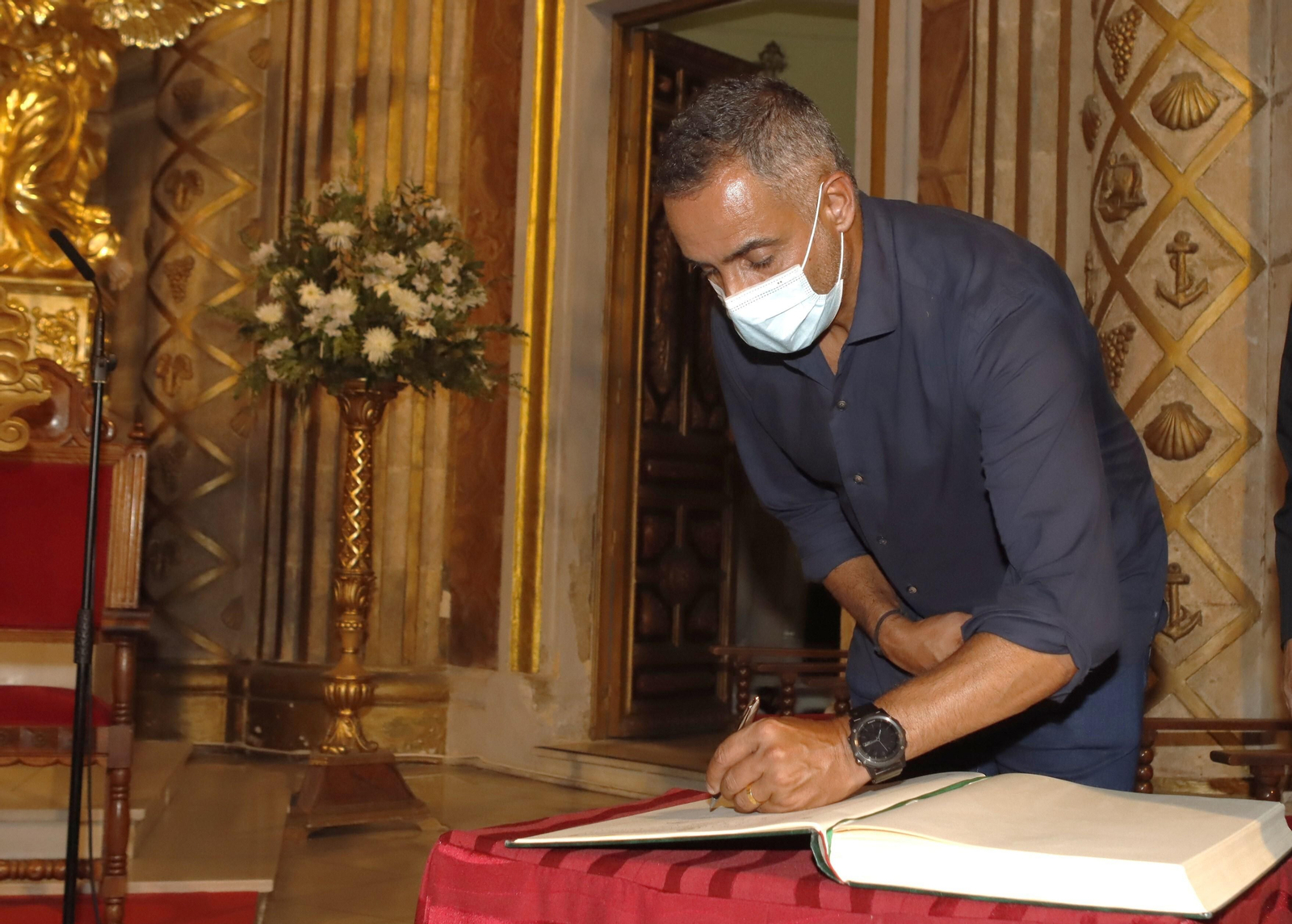 Ofrenda floral a la Virgen del Mar de la UD Almería por la temporada 2020-201