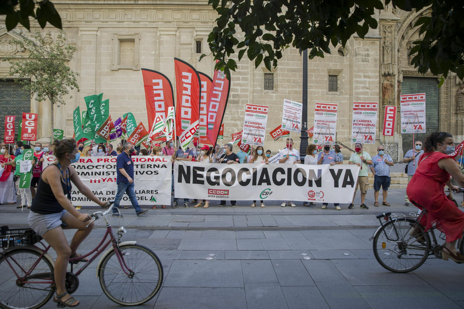 Un grupo de fieles asisten a una misa en la Mezquita-Catedral de Córdoba.