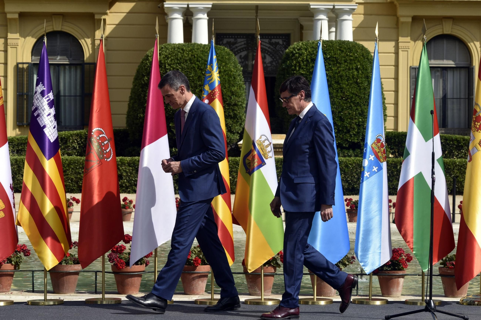 El presidente del Gobierno, Pedro Sánchez, junto al 'president' catalán, Salvador Illa, en la última Conferencia de Presidentes, en Barcelona.