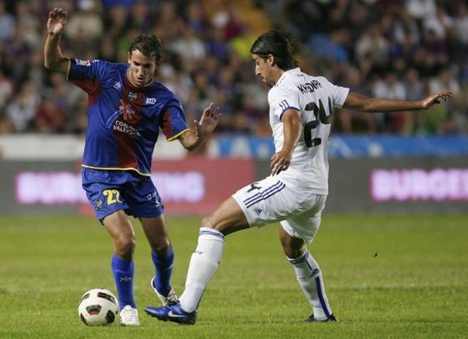 El claro dominio del Levante en el centro del campo impidió que el Real Madrid rompiese el empate a cero entre ambos canjuntos.

Foto: EFE