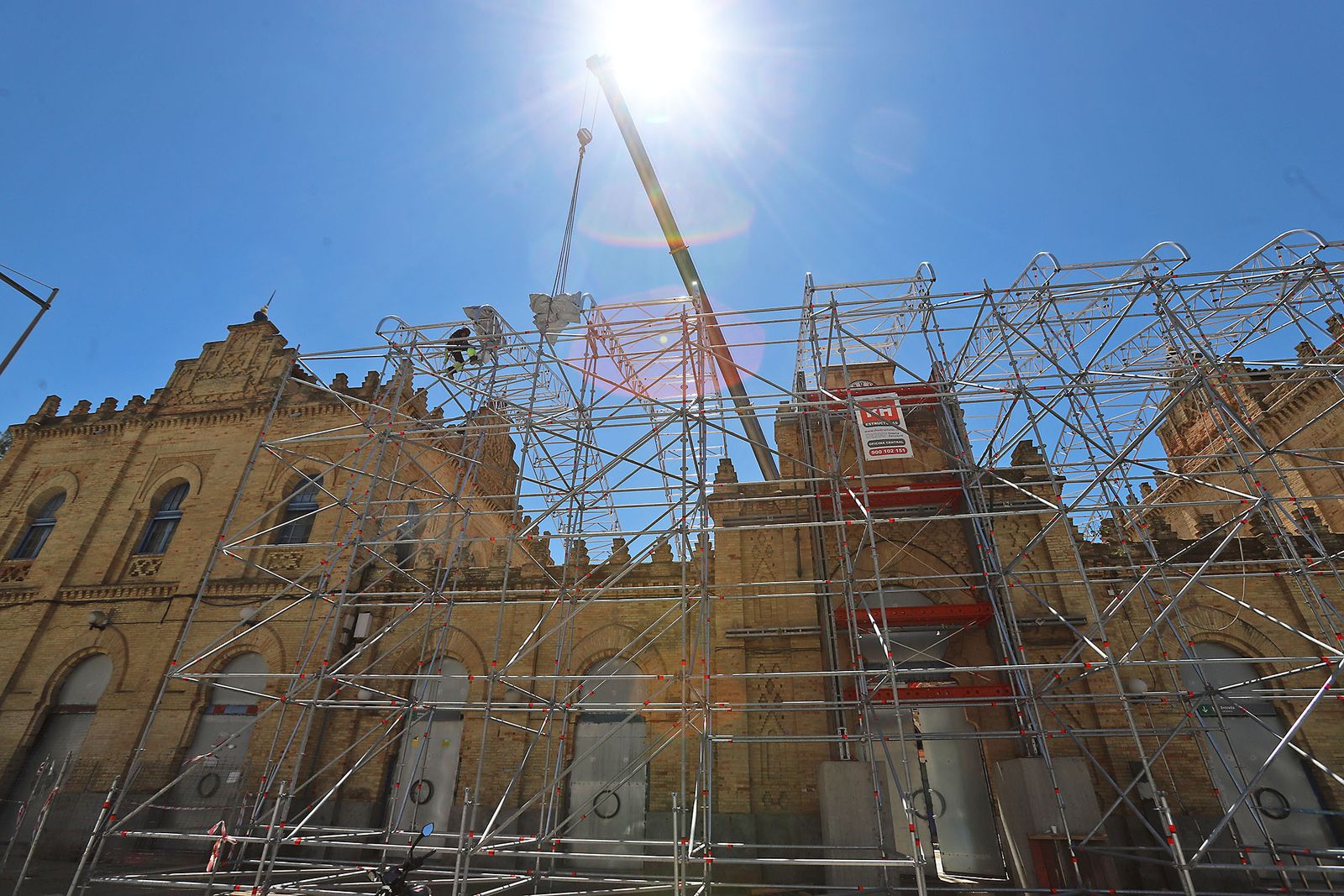 Imágenes del montaje del techo de la antigua estación de trenes de Huelva
