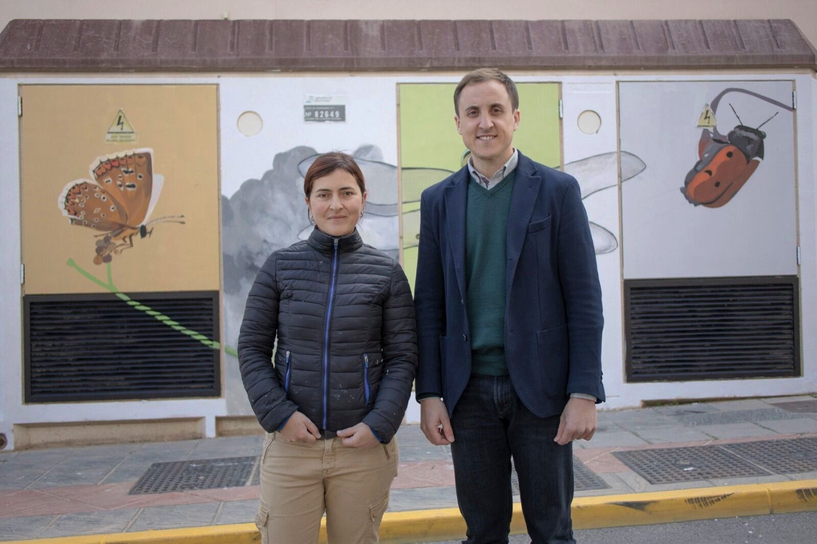 El alcalde de Vera Alfonso García Ramos posa junto a la artista Rocío Gilabert.