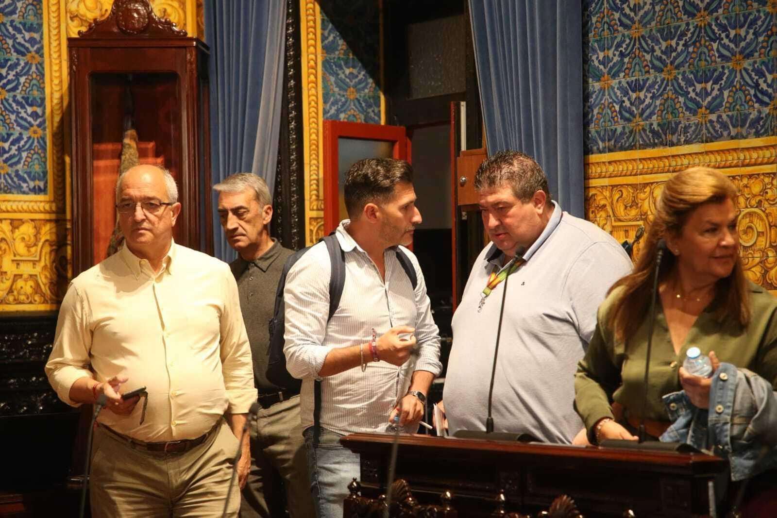 Fran Fernández (PSOE) y Antonio Gallardo (Vox) conversan antes de iniciarse el Pleno.