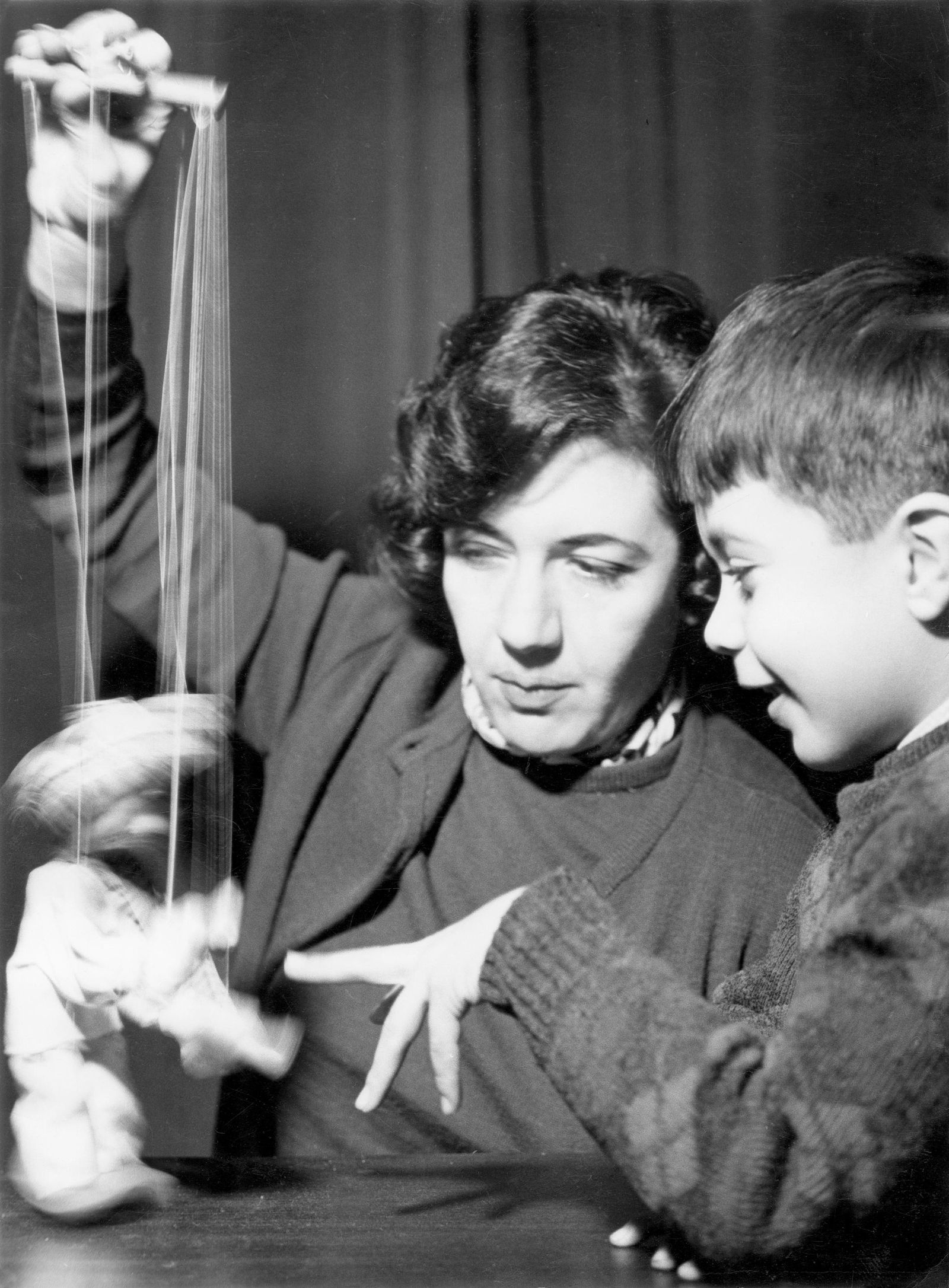 Ana María Matute con su hijo en 1960.