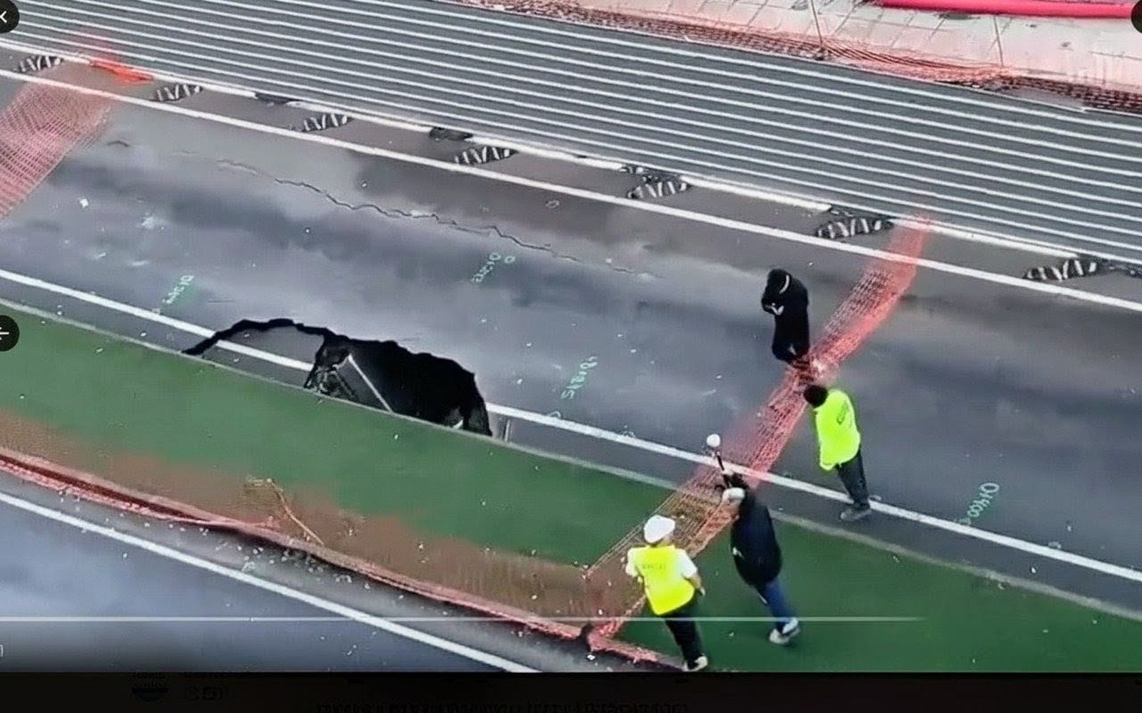 Imagen difundida por Almerienses Almería Ciudad en redes sociales, donde se aprecia el socavón aparecido en la Carretera de Sierra Alhamilla, junto a las obras del soterramiento ferroviario.