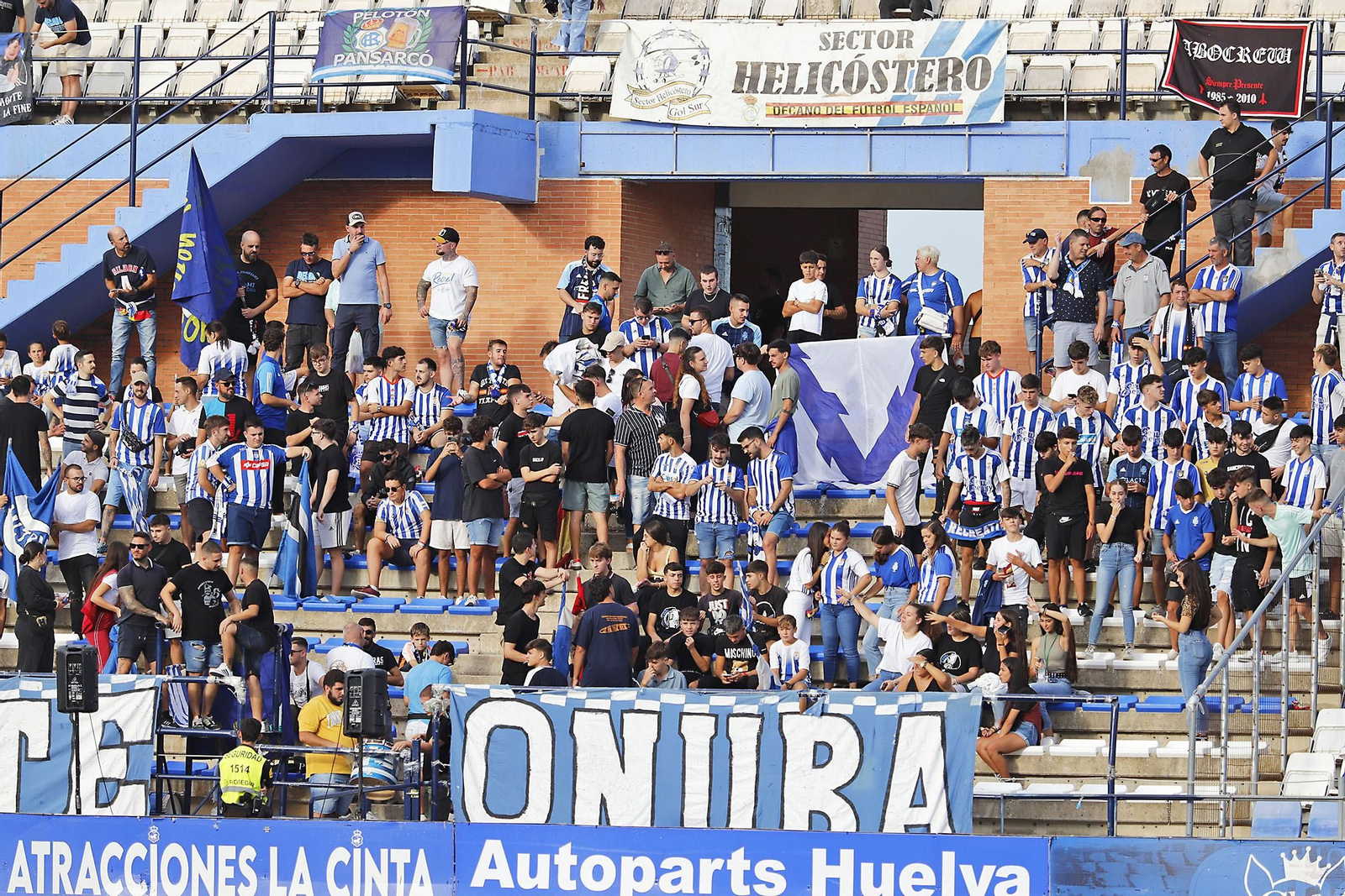 Imágenes del ambiente en el Recreativo de Huelva y Antequera CF