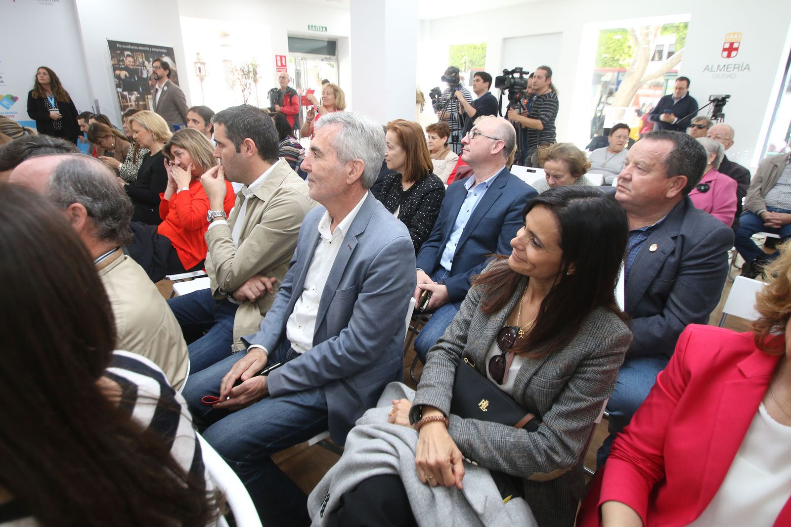 Las imágenes de la visita de Juanma Moreno a Almería