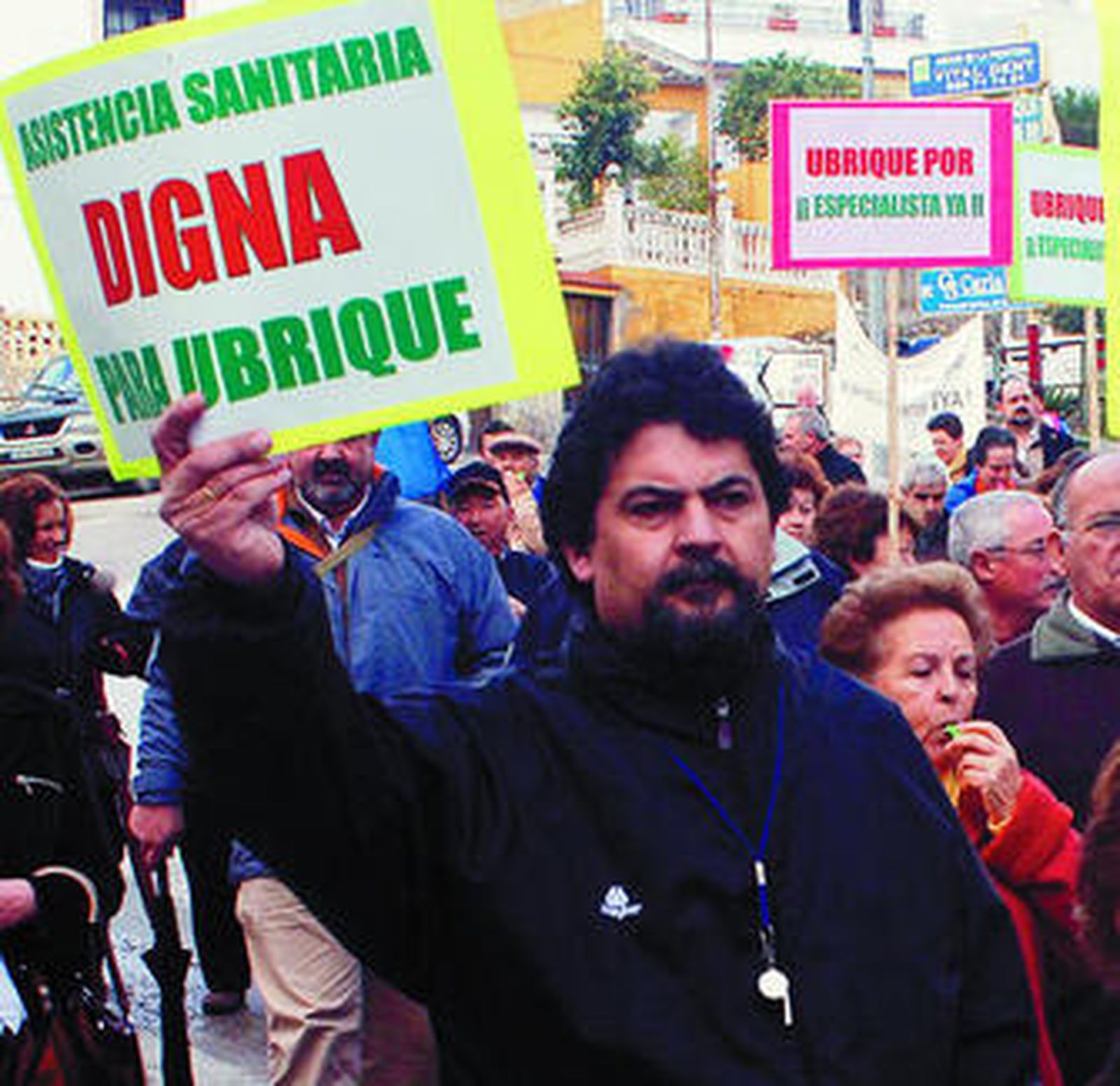 Manifestantes reclaman "una asistencia digna" en Ubrique.