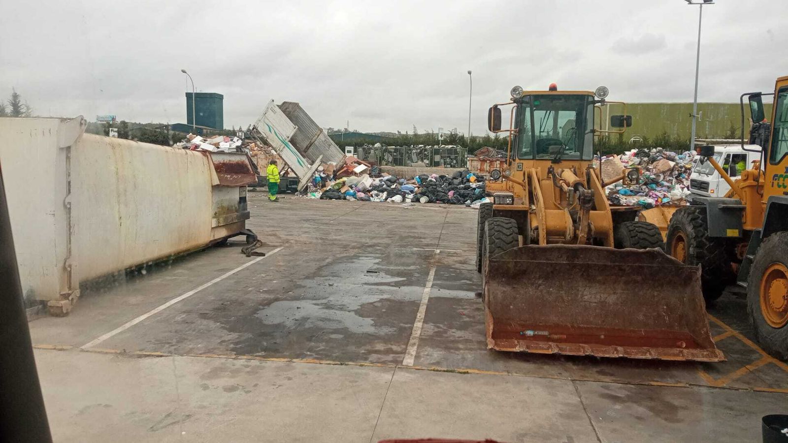 Un vehículo de FCC, volcando su carga en el suelo del centro municipal de limpieza.