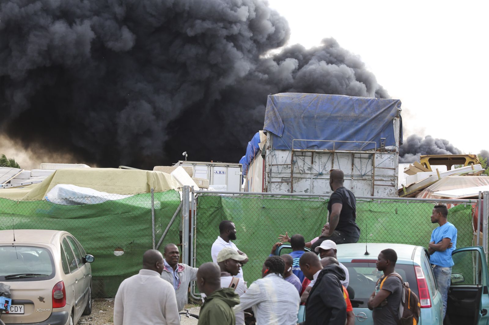 Fotos del incendio de varios vehículos en un aparcamiento de caravanas del polígono Guadalhorce
