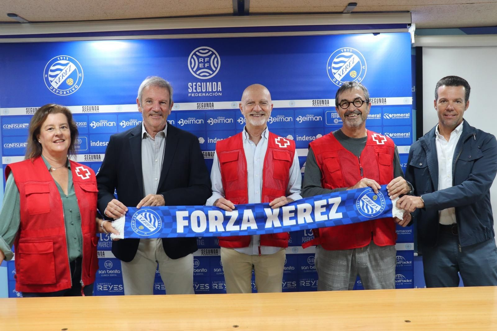 Sebastían Alonso de Medina, presidente del Xerez DFC, junto a responsables de Cruz Roja Jerez. Sebastían Alonso de Medina, presidente del Xerez DFC, junto a responsables de Cruz Roja Jerez.