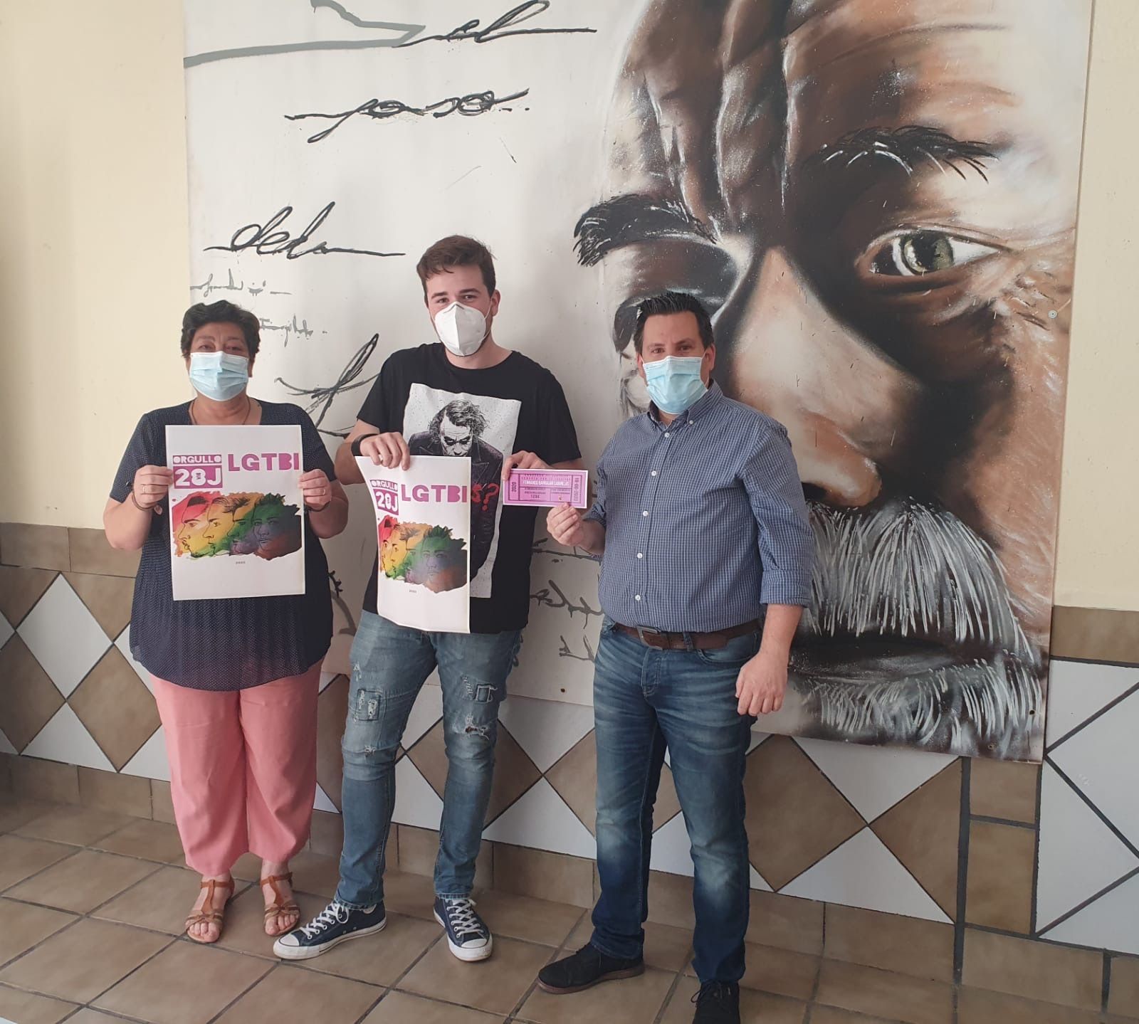 Fernando Barragán (c) sostiene el cartel ganador