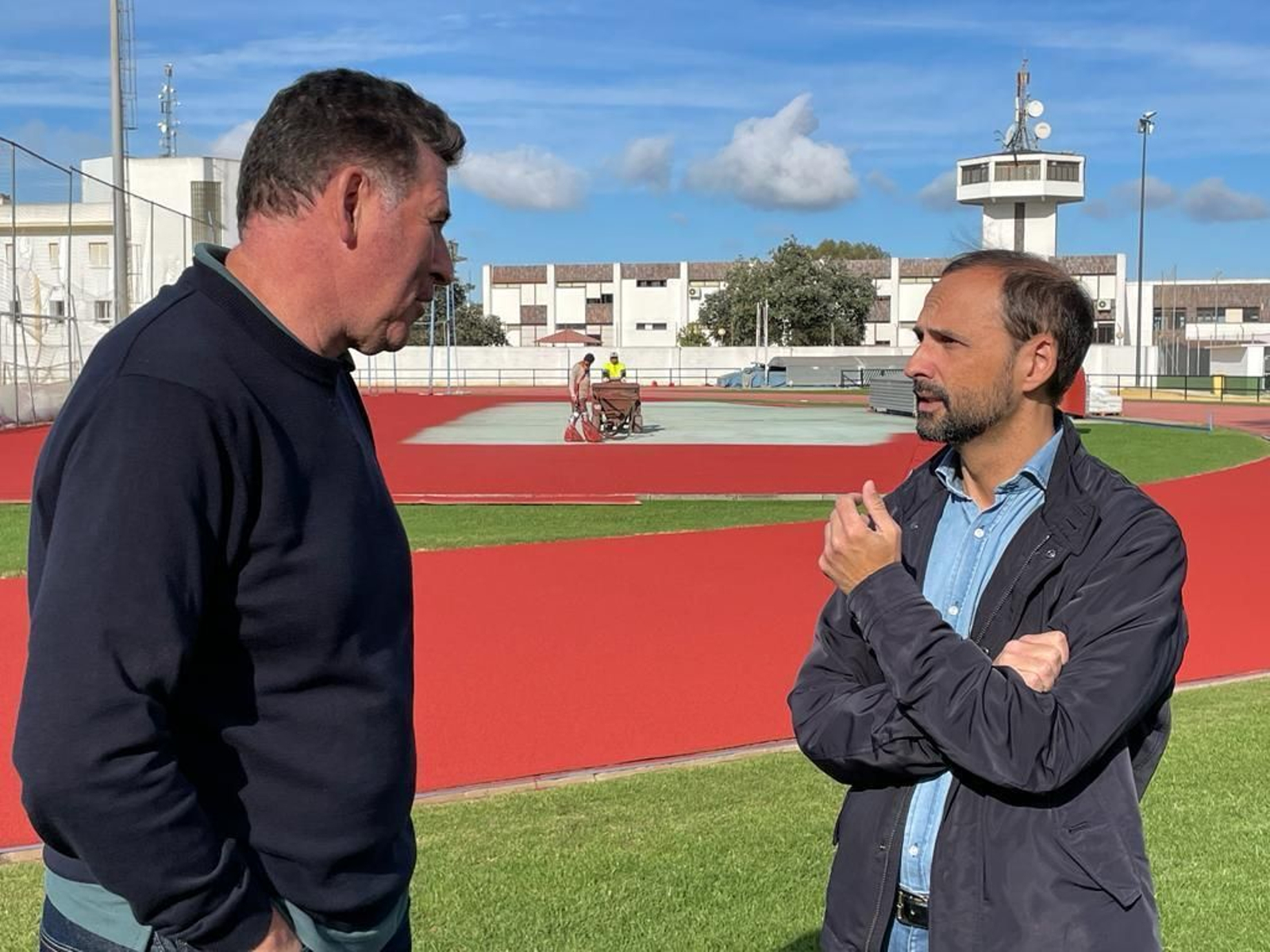 El alcalde de Sanlúcar, Víctor Mora, en una reciente visita a la pista de atletismo de El Picacho.