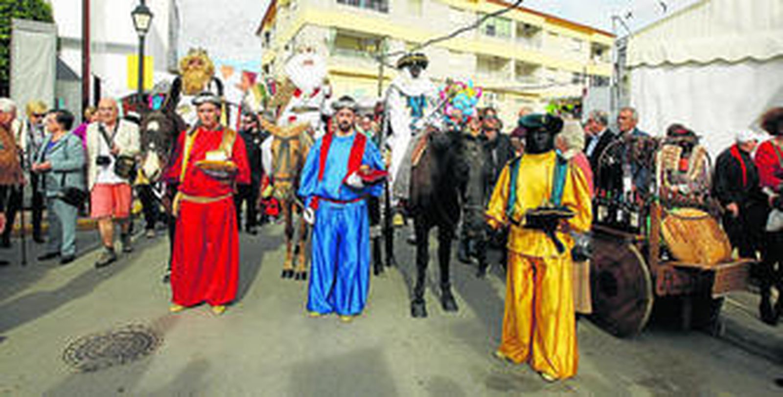 Montados sobre sus caballos, y entre cientos de visitantes, sus Majestades de Oriente van en busca del nuevo rey de los judíos.