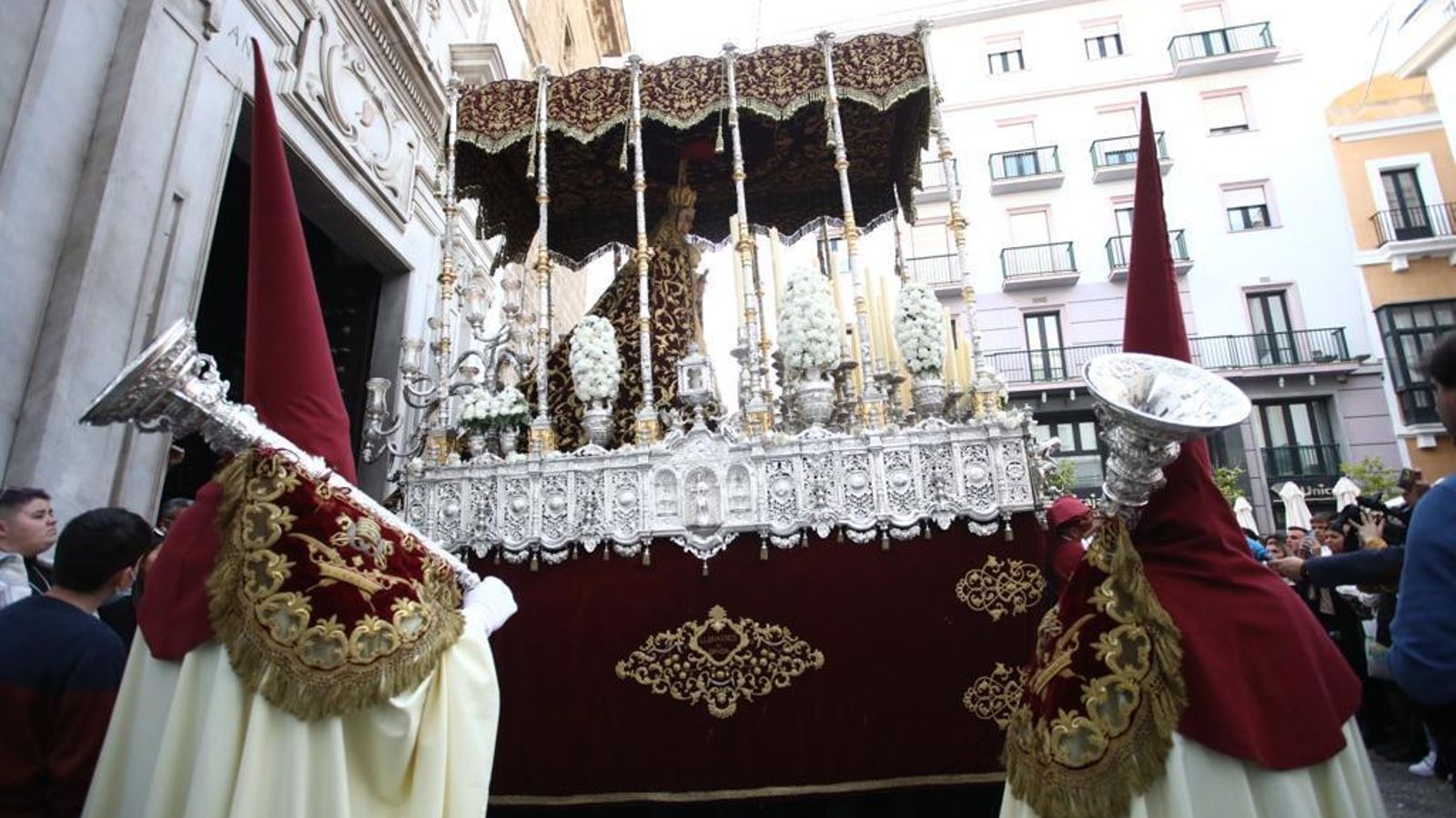 El palio de la Virgen del Amparo sale de la iglesia de San Agustín.