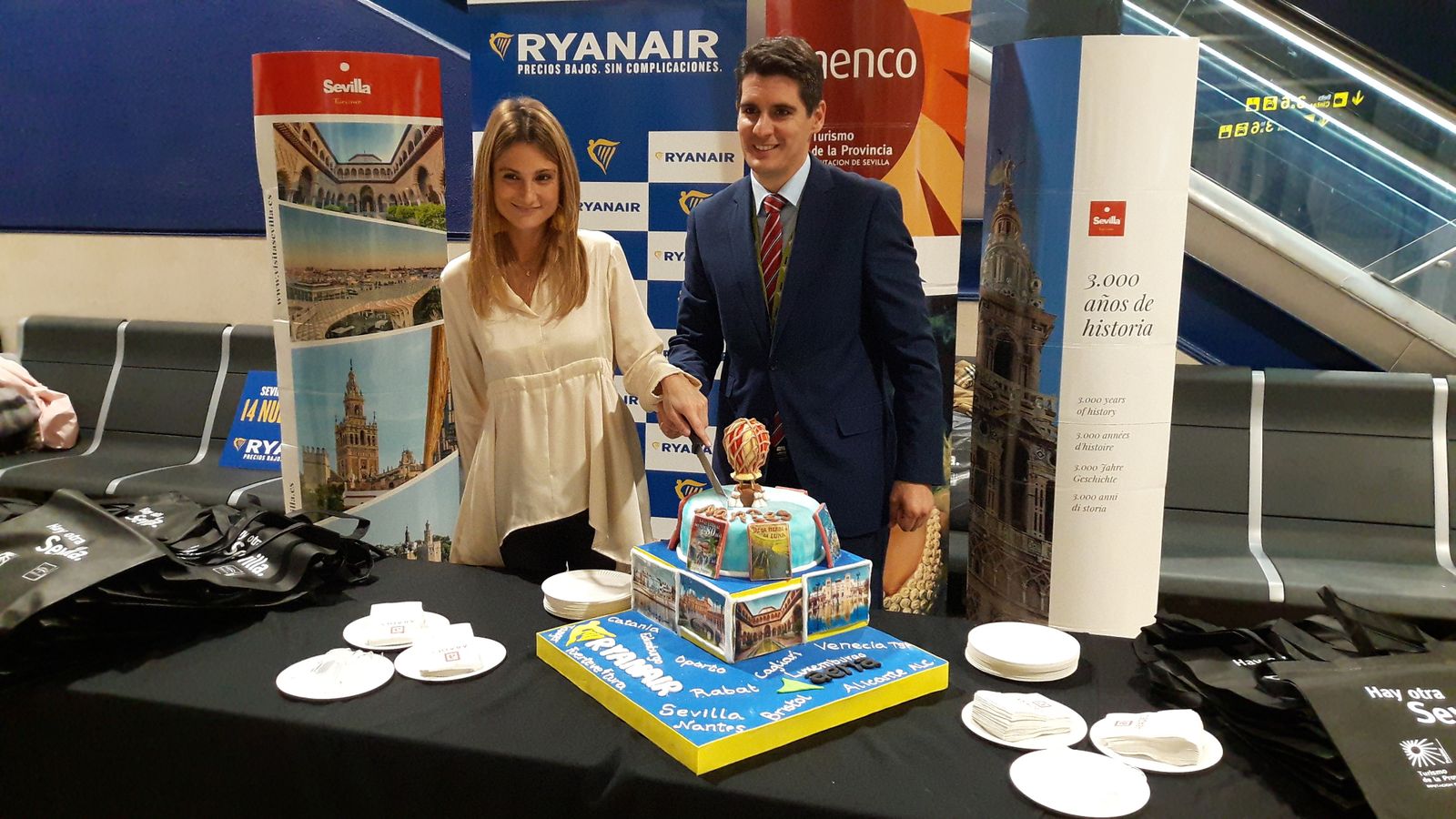 Alejandra Ruiz y Jesús Caballero parten la tarta de bienvenida.