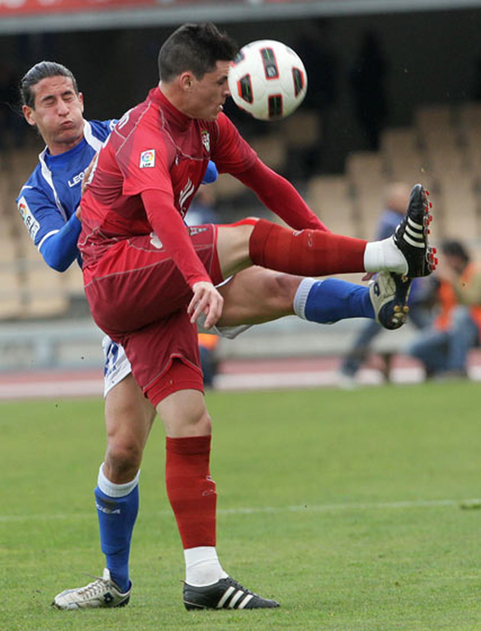 El Xerez se adelanta en el marcador pero la expulsión de Lombán abre el camino de la remontada del Córdoba que acaba ganando con facilidad 1 a 3

Foto: Miguel Angel Gonzalez