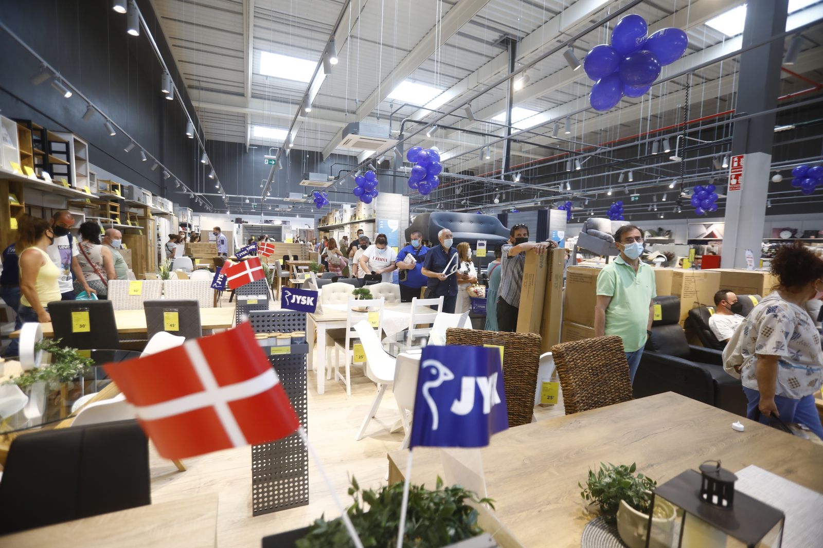 Día de apertura en el parque comercial Los Patios de Azahara de Córdoba, en imágenes