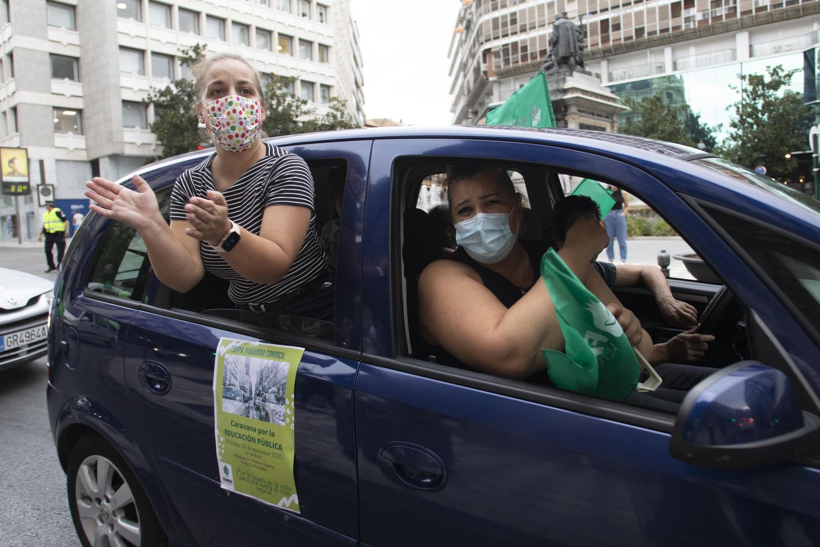 Fotos de la gran caravana en Granada por una vuelta segura al colegio