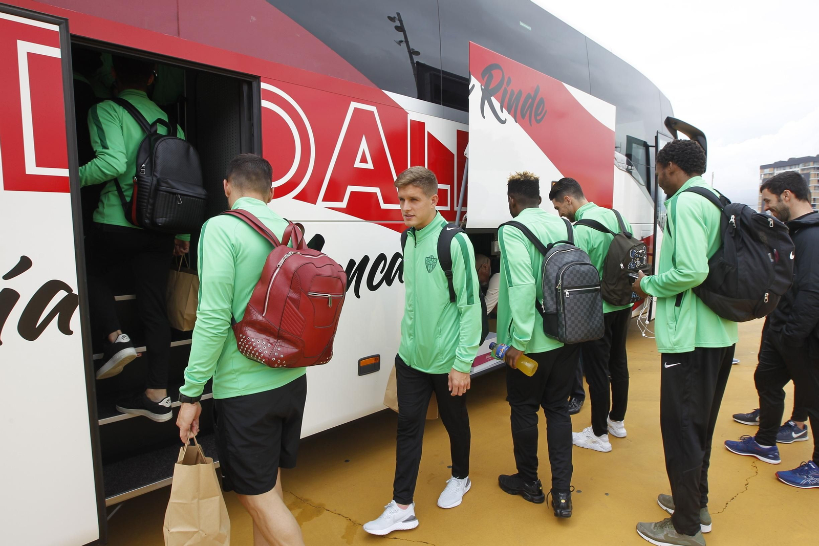 Los jugadores rojiblancos, subiendo al autocar.