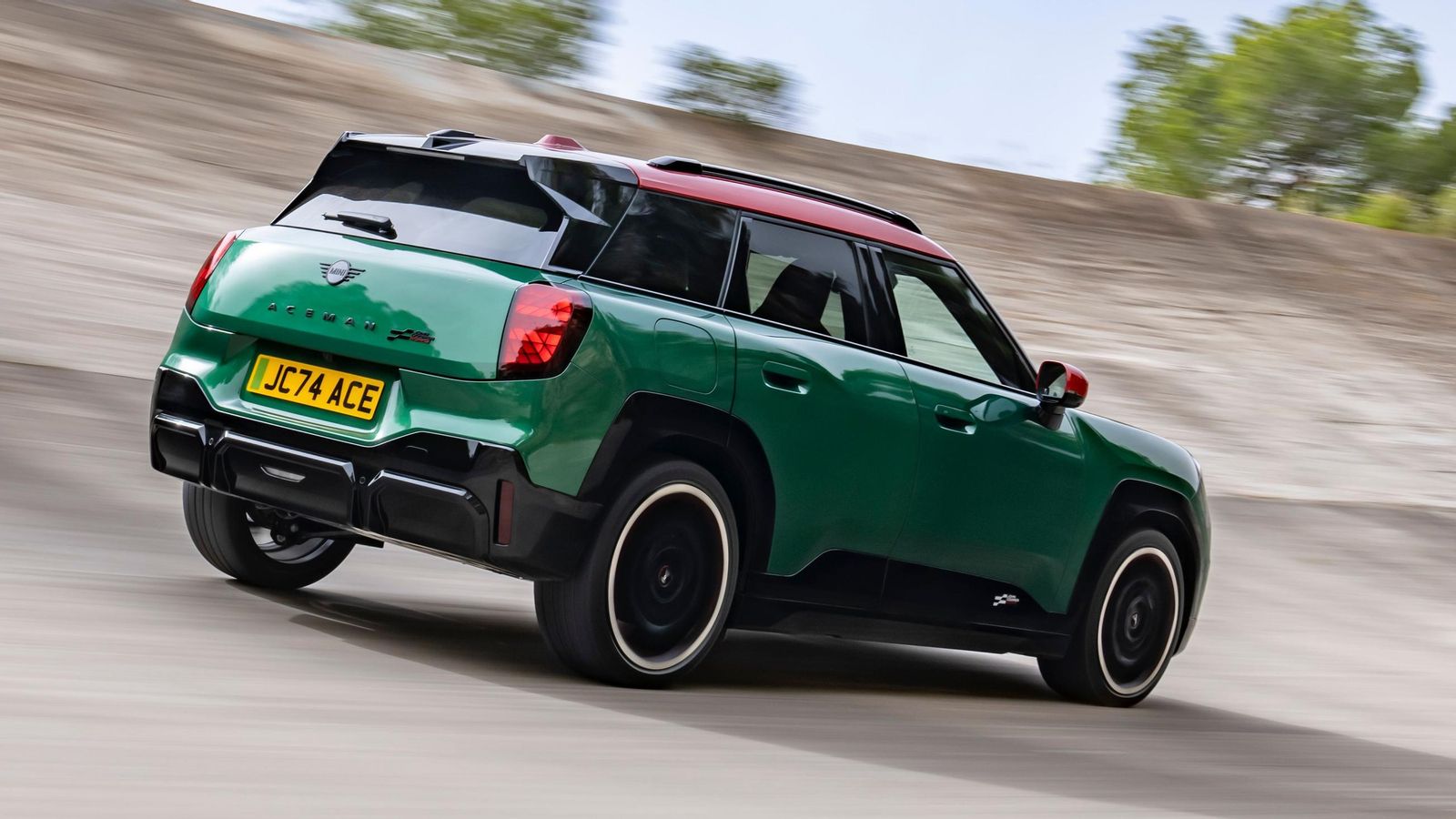 Sin incremento de capacidad en su batería, que es igual a la de la versión de 218 CV, la autonomía es algo inferior a ésta en los John Cooper Works. Sin incremento de capacidad en su batería, que es igual a la de la versión de 218 CV, la autonomía es algo inferior a ésta en los John Cooper Works.