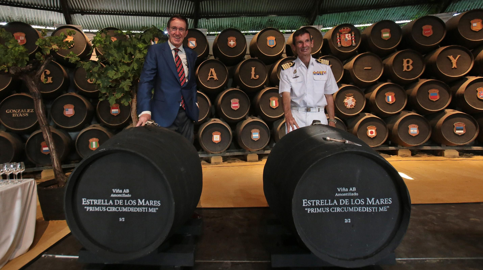 Mauricio González-Gordon y Santiago de Colsa ante las dos medias botas de amontillado Viña AB 'Estrella de los Mares'. González Byass recibe las botas que han navegado en el Juan Sebastián Elcano