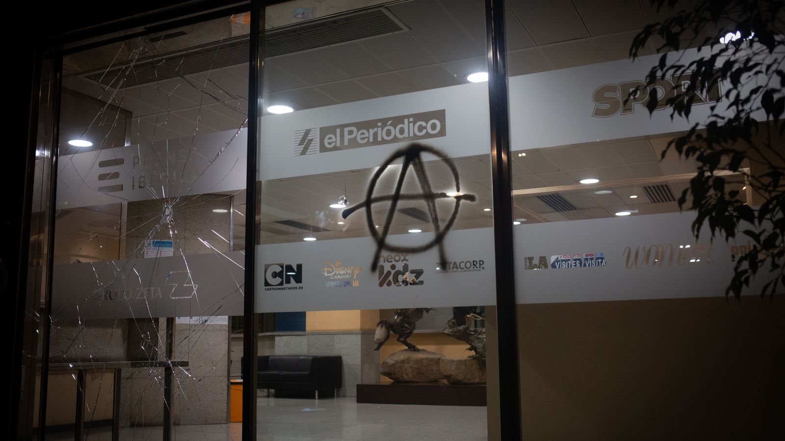 La fachada del medio con la pintada y los cristales rotos