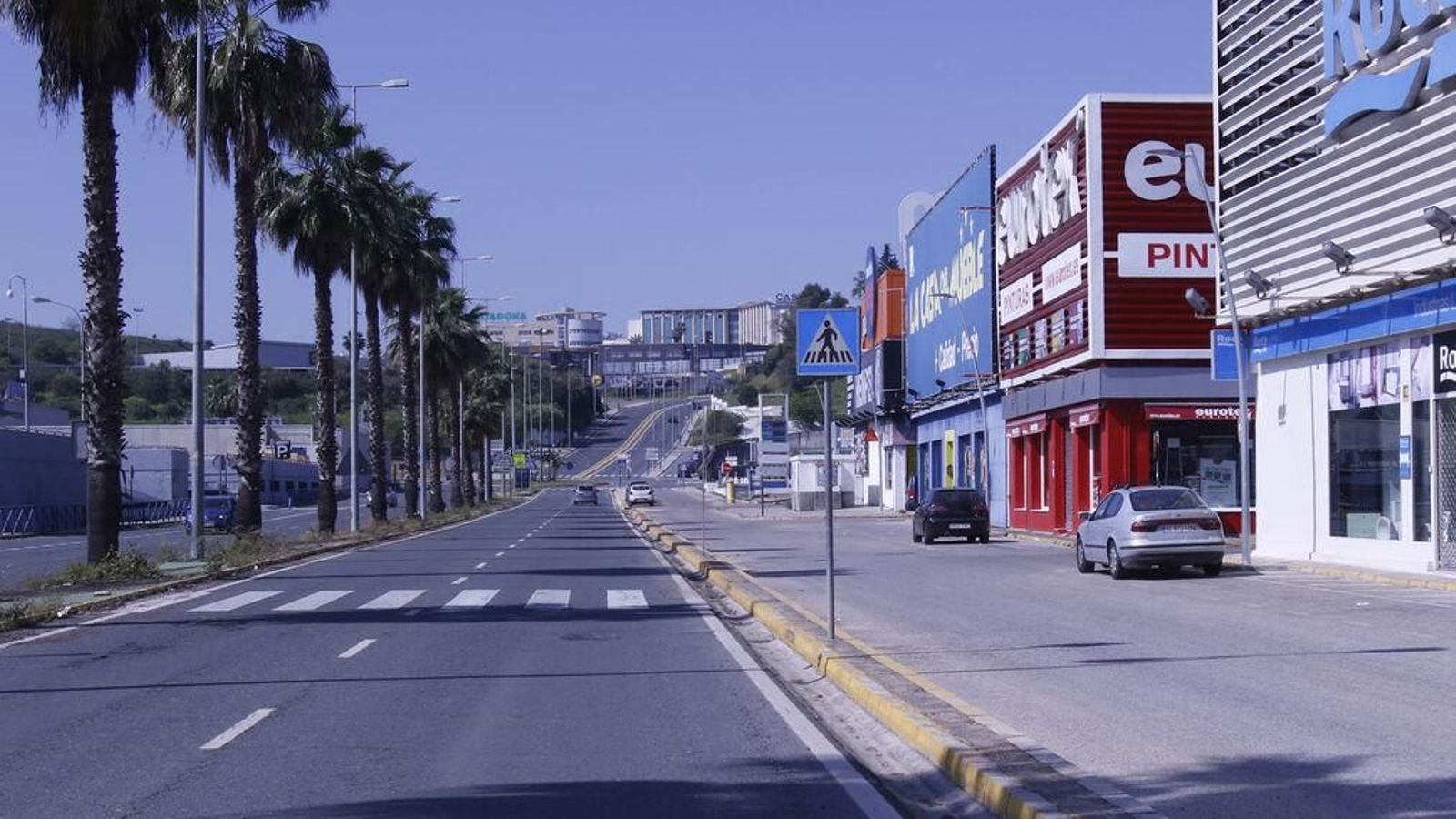 Sin tráfico en hora punta en el polígono El Manchón, en el área metropolitana.
