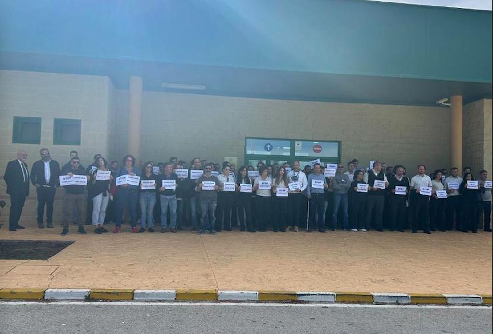 Concentración de la plantilla de la cárcel de Morón por la última agresión de un reo a dos funcionarios